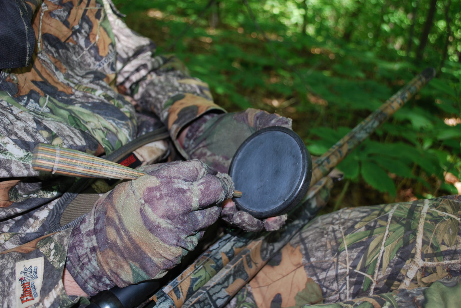 Isang imahe ng isang mangangaso na gumagamit ng isang slate caller upang iguhit ang mga turkey sa kanilang lokasyon