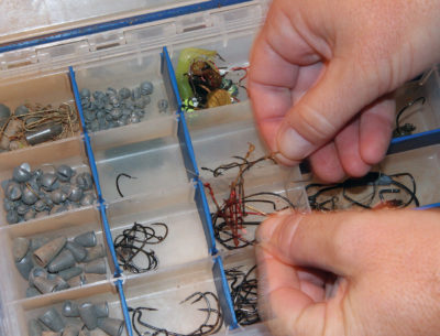Isang larawan ng isang tackle box na may organisadong pangingisda, pabigat at kawit