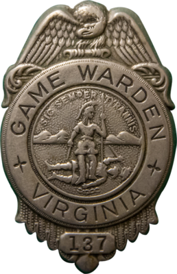 Isang larawan ng isang lumang game warden badge na may tatak ng Virginia sa harap at isang agila sa itaas