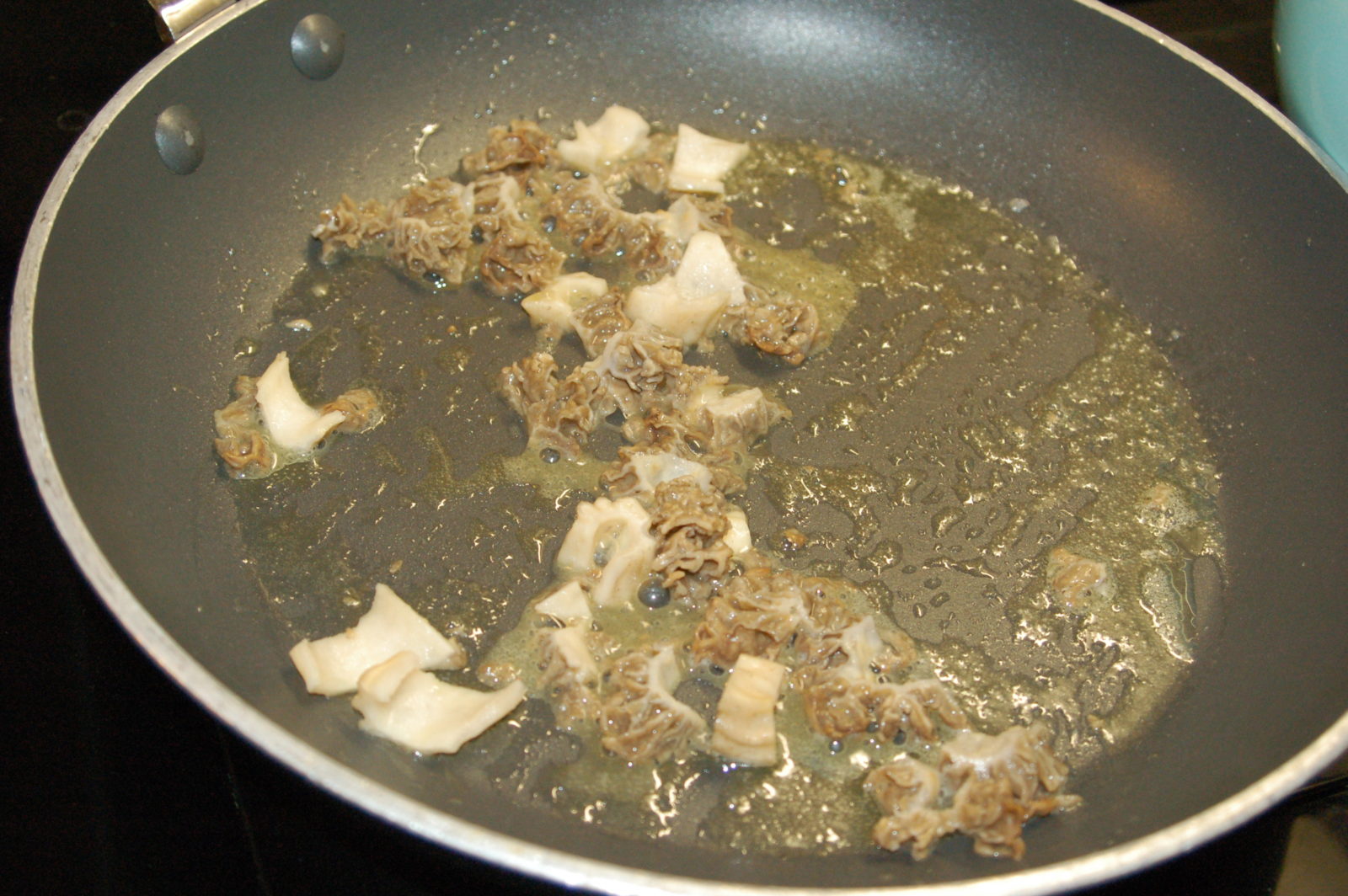 Isang larawan ng pagluluto ng morel bilang paalala na ang morel mushroom ay dapat lutuin bago kainin.