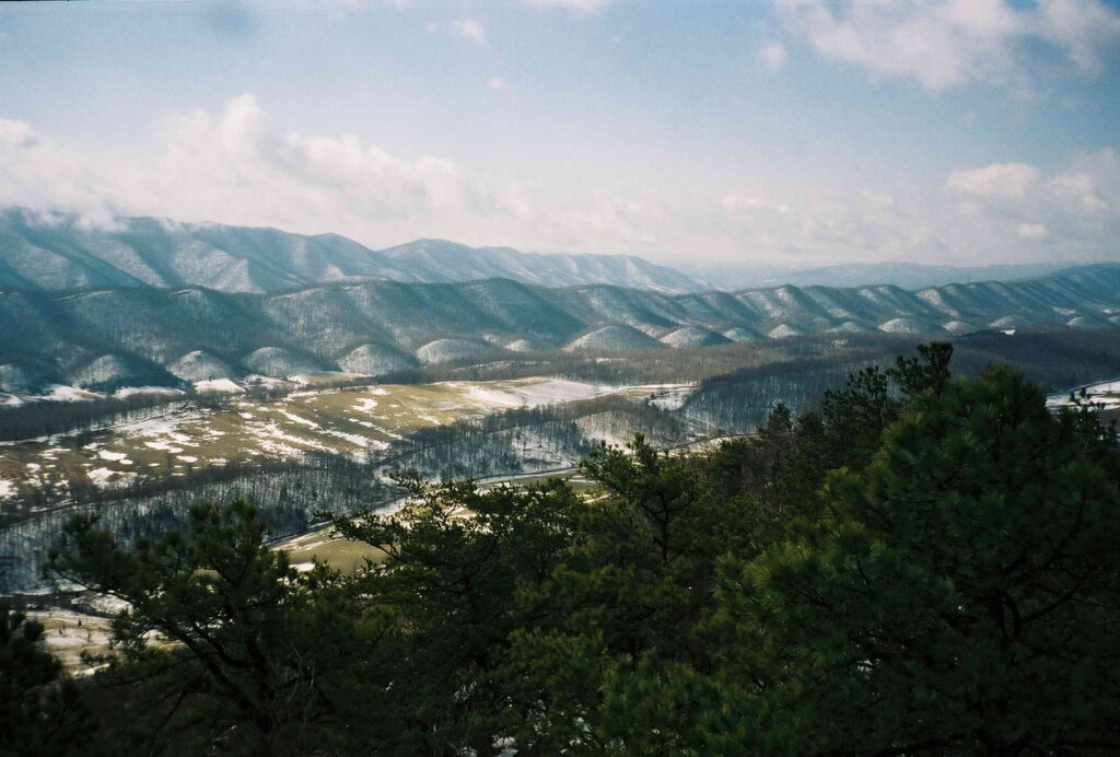 Isang larawan ng hanay ng bundok na kinuha mula sa tuktok ng bundok