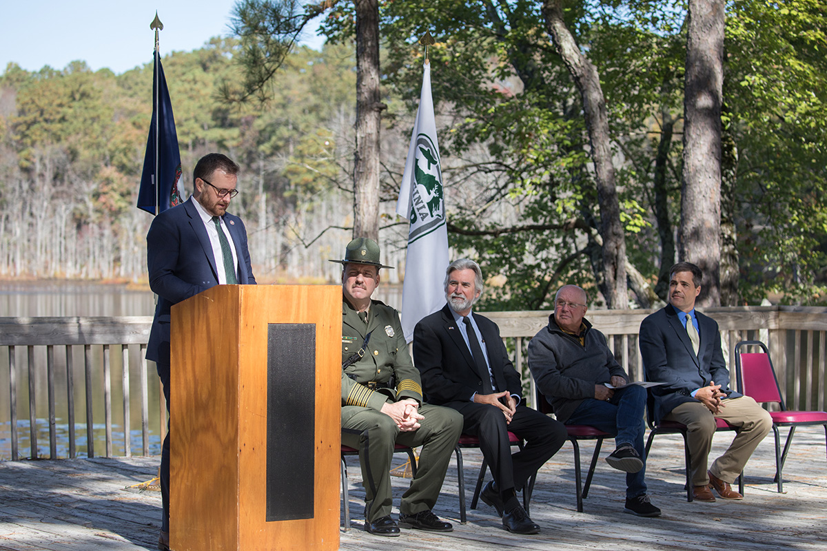 Isang imahe ng Acting Virginia Secretary of Natural Resources, Travis Voyles, na nagsasalita sa seremonya.