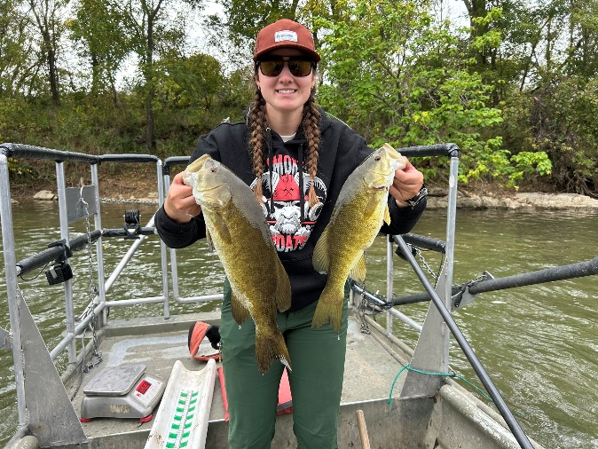 Mangingisda sa isang bangka na may hawak na smallmouth bass sa Main Stem Shenandoah River.