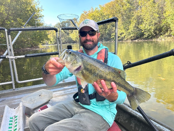 Mangingisda sa isang bangka na may hawak na largemouth bass sa South Fork Shenandoah River.