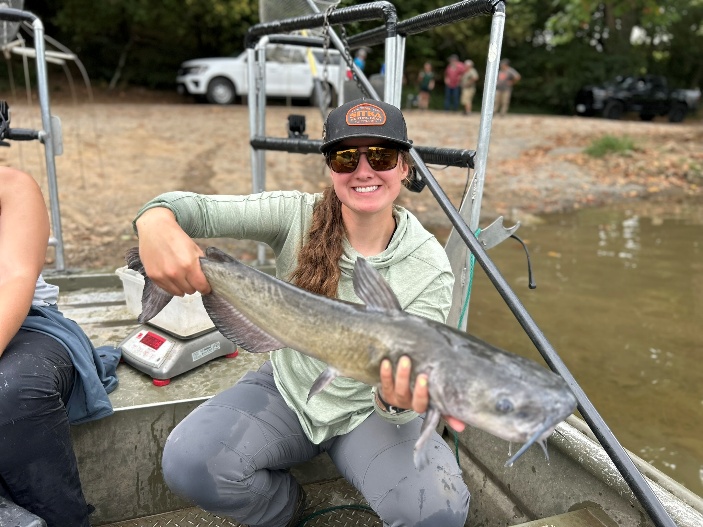 Mangingisda sa isang bangka na may hawak na channel catfish sa South Fork Shenandoah River.