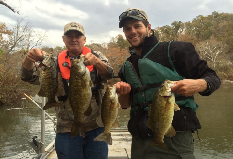 Dalawang mangingisda sa isang bangka na may hawak na smallmouth bass sa Staunton River.