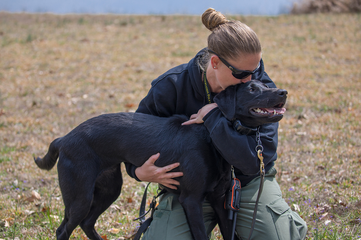 CPO Bonne Braziel at Grace na magkasamang nakaupo sa isang bukid
