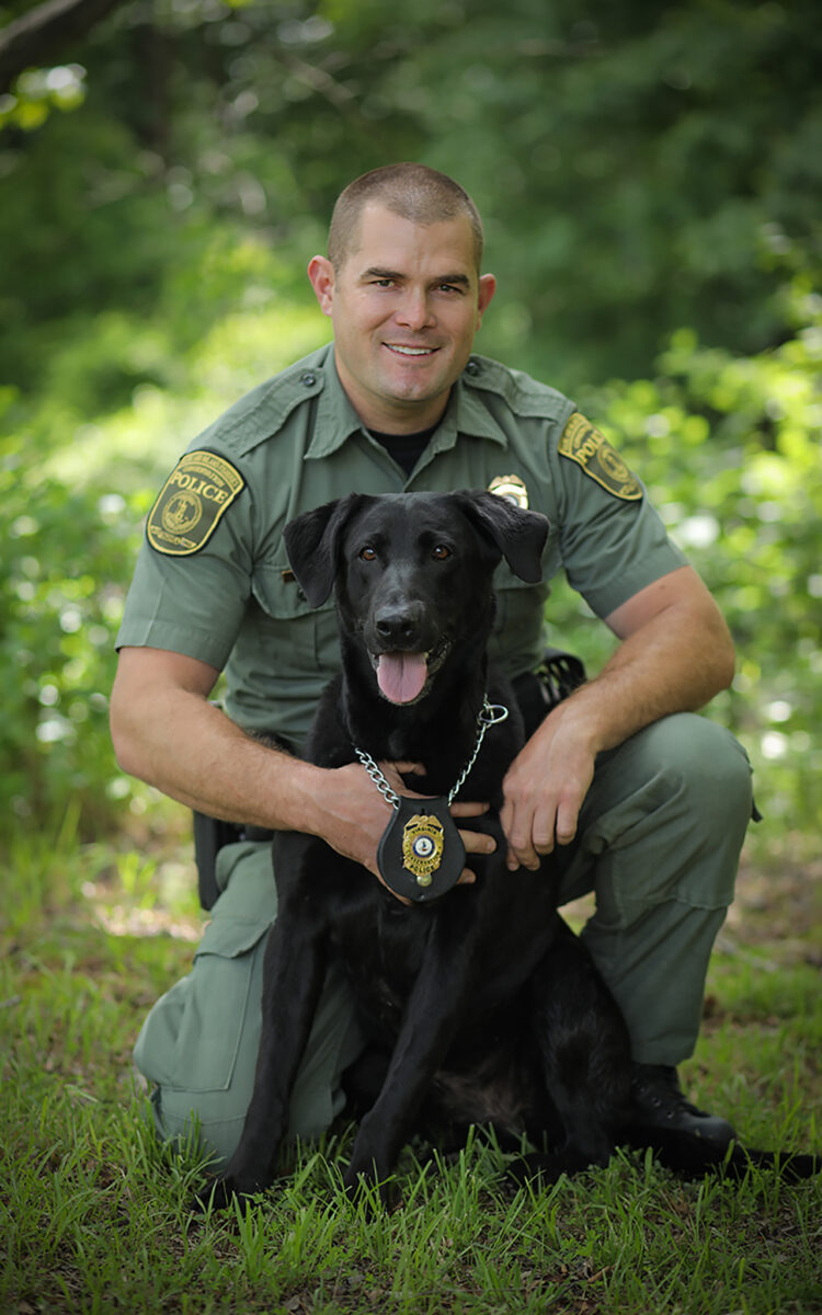 Isang larawan ni Wayne Billhimer at ng kanyang retiradong opisyal ng K9 isang itim na lab na pinangalanang Justice