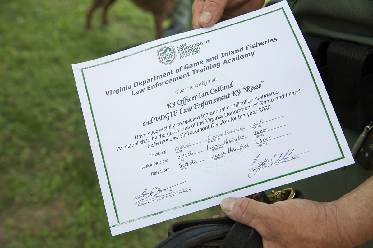Reese ang sertipiko ng parangal ng opisyal ng K9