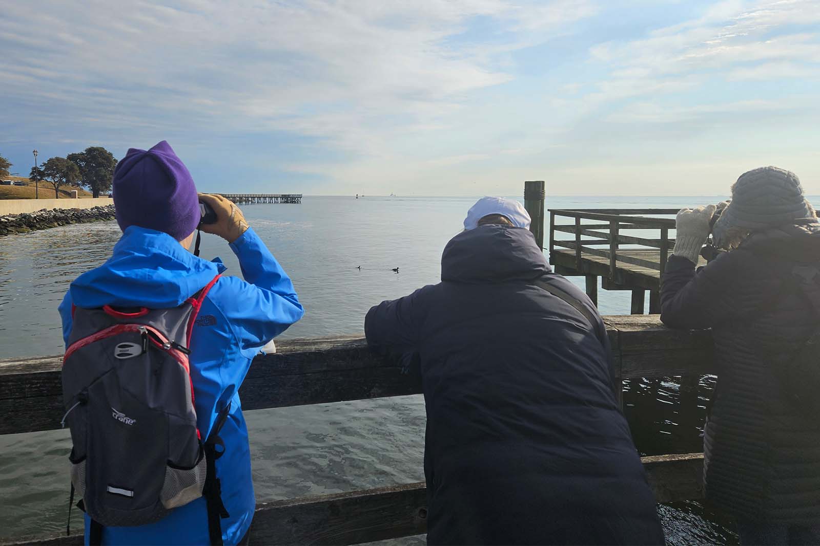 Isang taong may binocular na nakatingin sa tubig