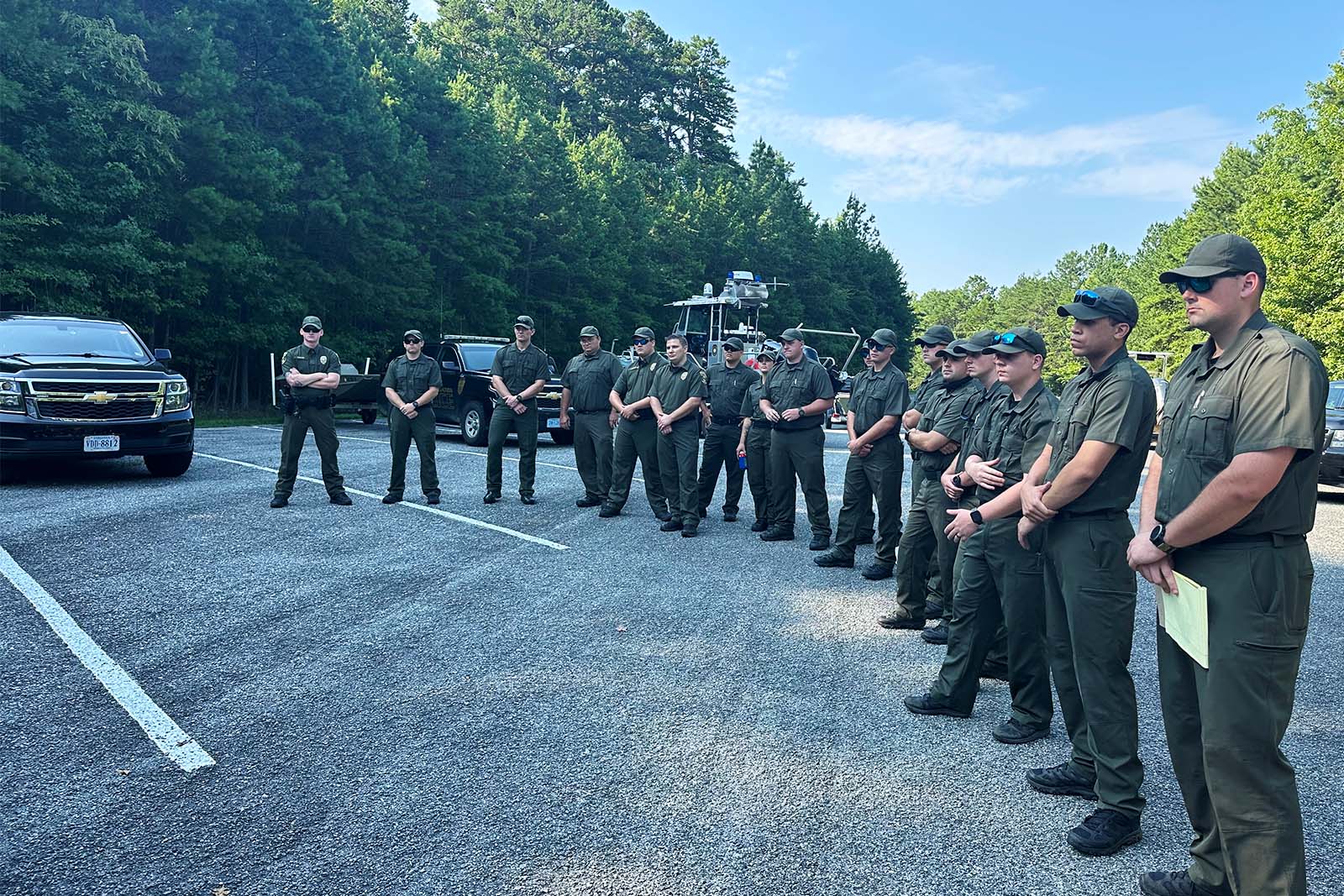 Ang mga recruit ng CPO ay nakatayo sa labas