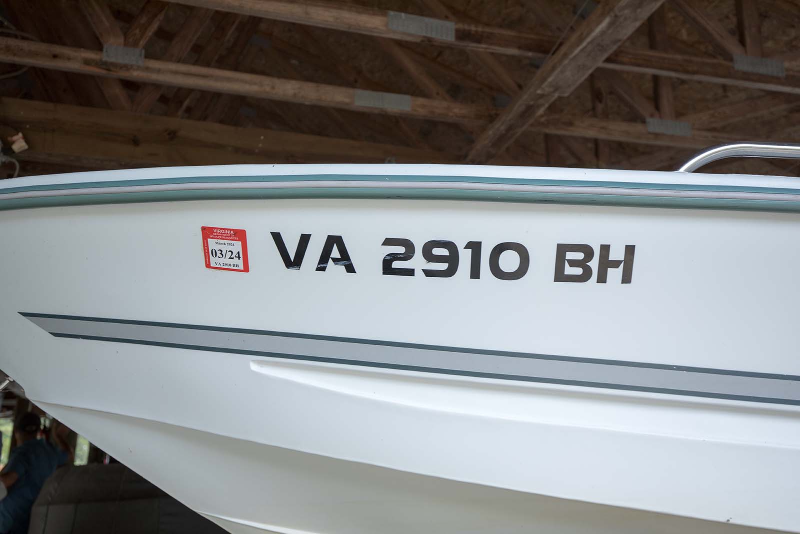 Ang katawan ng bangka na nagpapakita ng mga numero ng pagpaparehistro