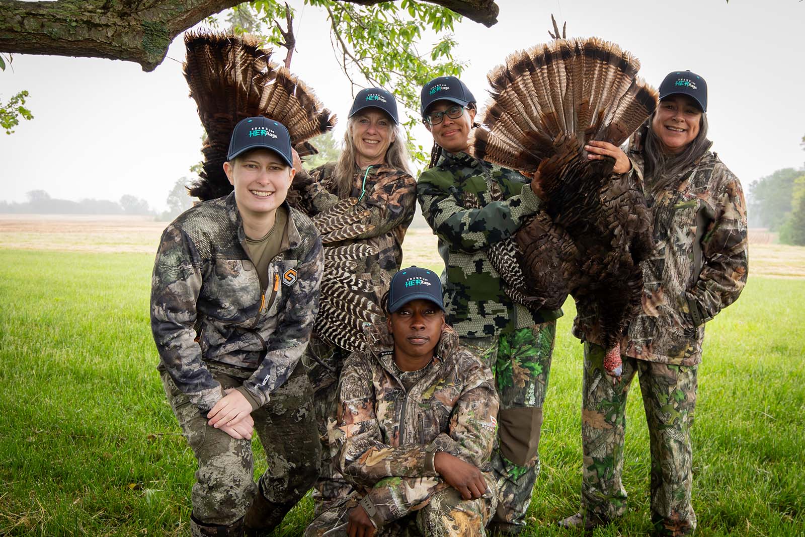 Isang pangkat ng mga mangangaso ng pabo kasama ang kanilang mga ani