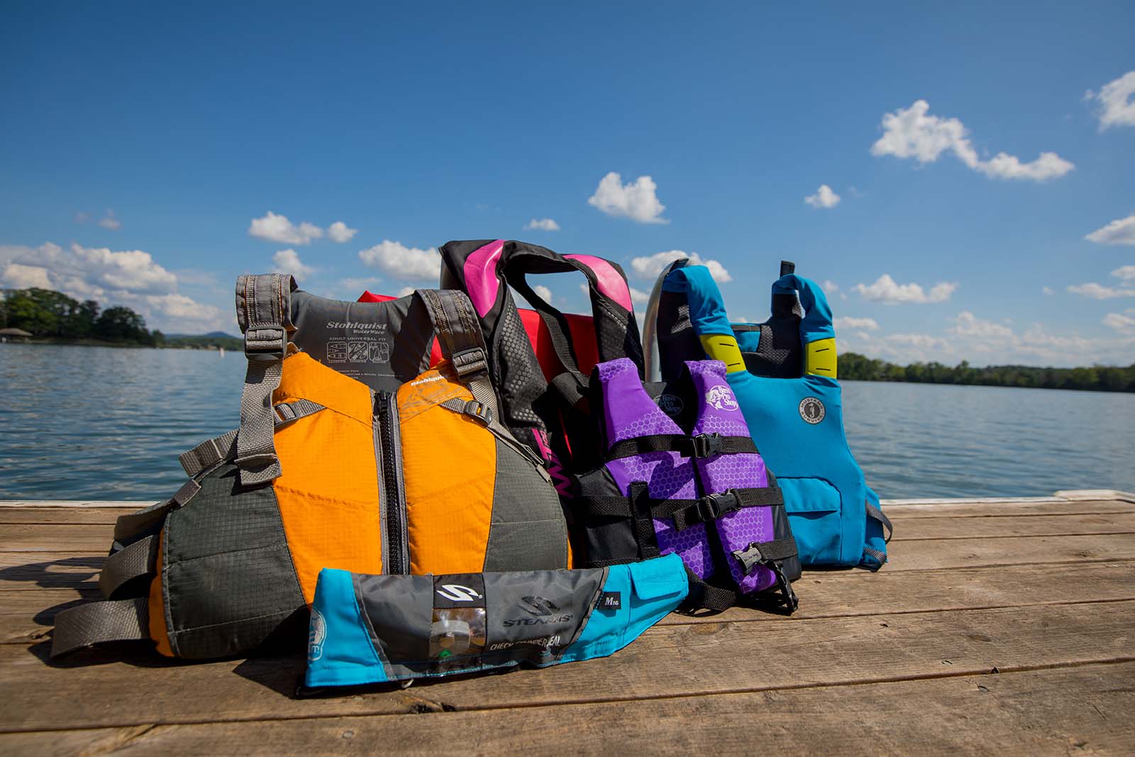 Isang koleksyon ng mga life jacket