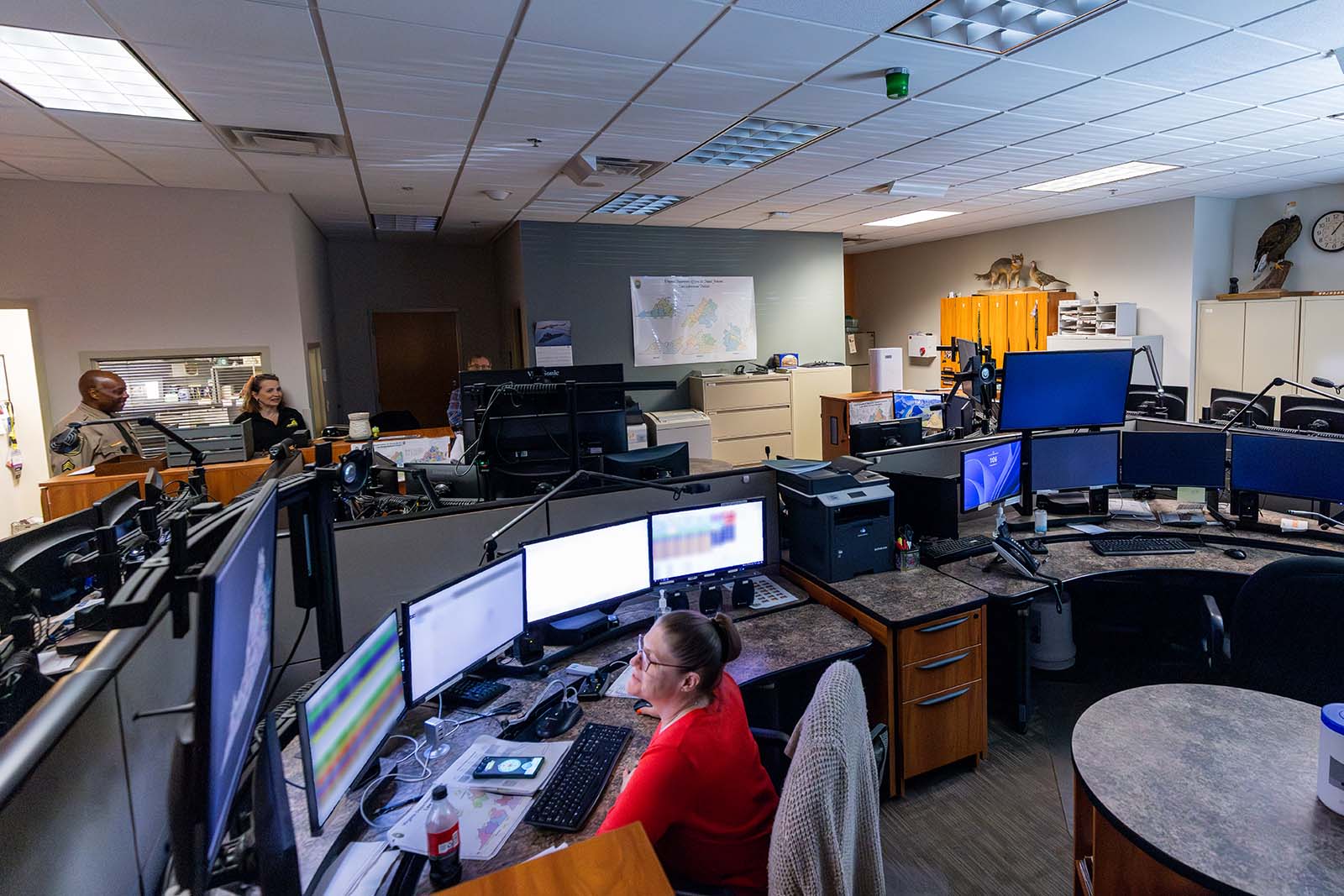 Isang dispatcher na nagtatrabaho sa Law Enforcement Communications Center ng DWR