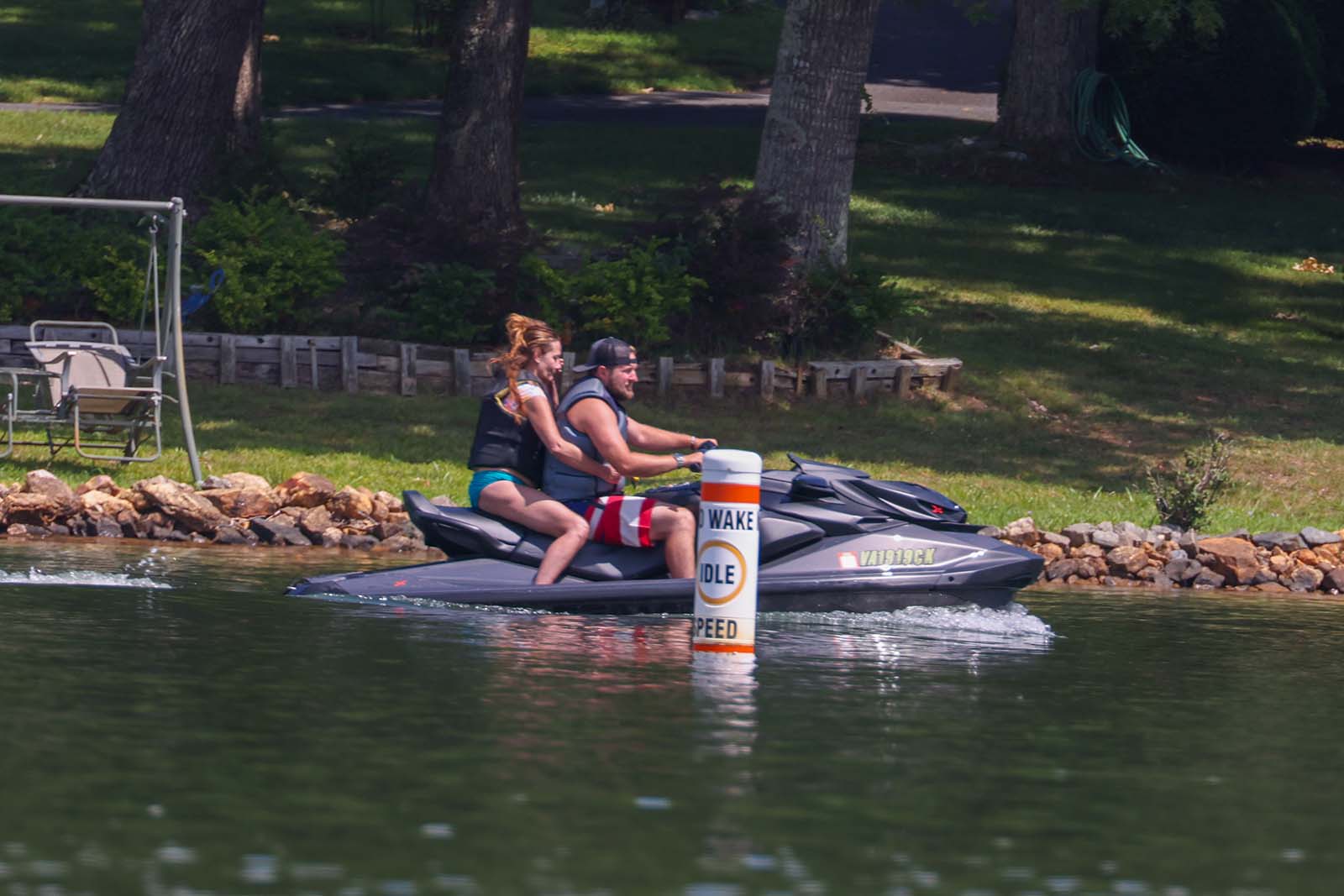 Dalawang tao sa isang personal na sasakyang pantubig