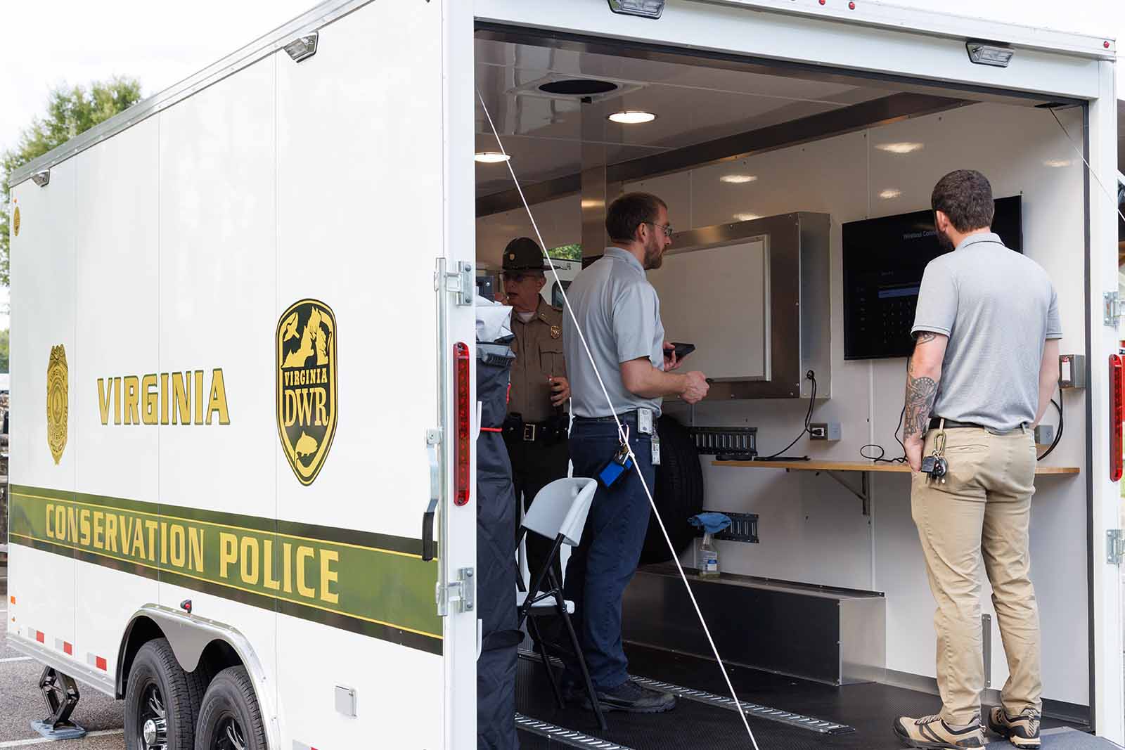 Dalawang Command Trailer na Inilagay sa Serbisyo