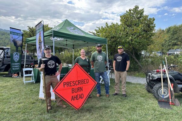 Mga empleyado ng DWR na may tauhan ng information tent