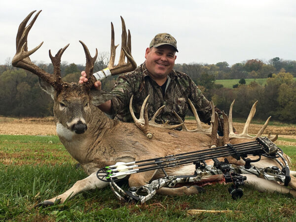 Isang imahe ng isang mangangaso sa tabi ng isang toro na napatay niya gamit ang isang busog at palaso