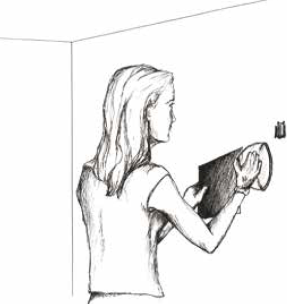 Upang maayos na makahuli ng paniki gumamit ng tasa o mangkok upang ilagay sa ibabaw ng paniki; pagkatapos ay i-slide ang isang piraso ng karton o papel sa ilalim ng mangkok upang kunin ang paniki