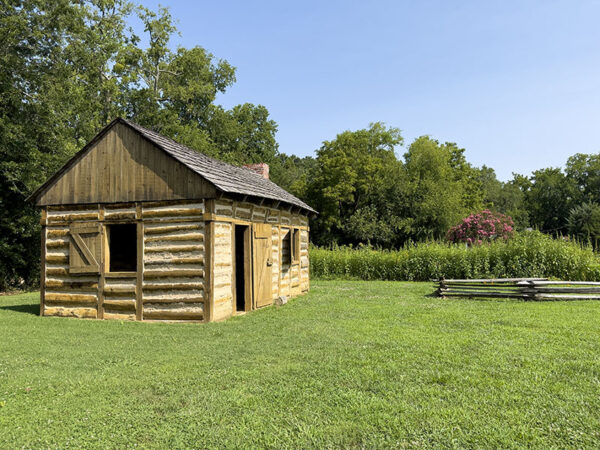 Ang hardin ng wildflower sa tabi ng muling itinayong silid ng mga inalipin na manggagawa ay buhay na may mga pollinator sa tag-araw. Credit ng Larawan: Lisa Mease