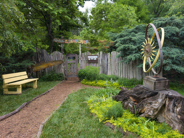 Isang imahe ng paglalaro ng mga bata sa sentro ng kalikasan ng Boxerwood