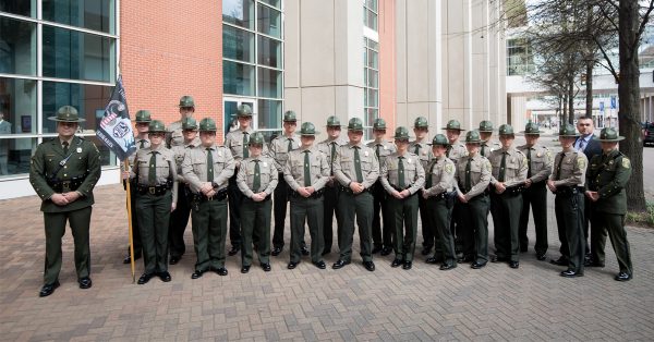 Isang imahe ng isang graduating class ng mga conservation police officer
