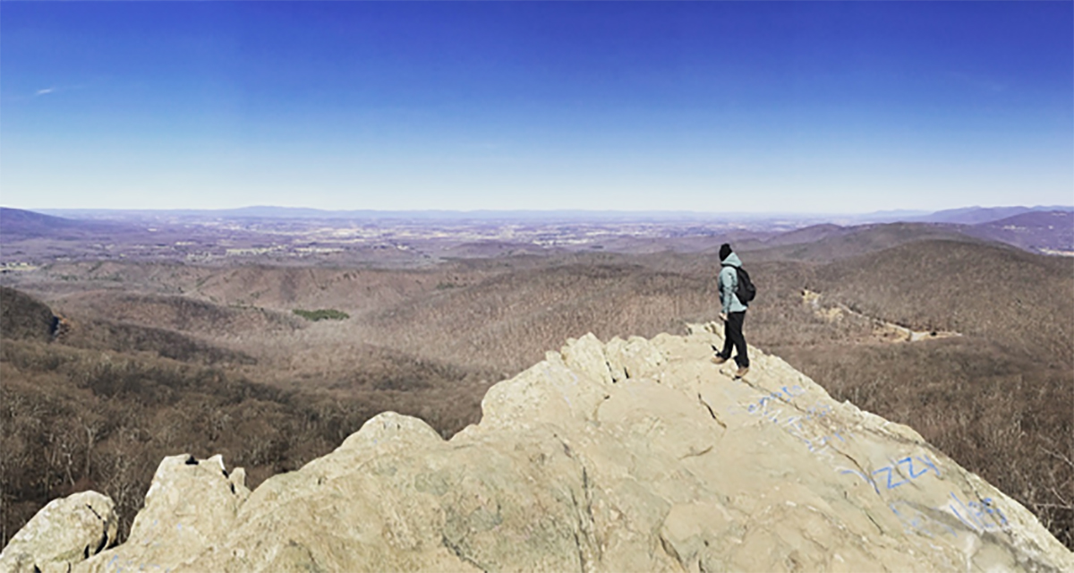 Bonnie Braziel sa Humpback Rock sa Blue Ridge Mountains. 