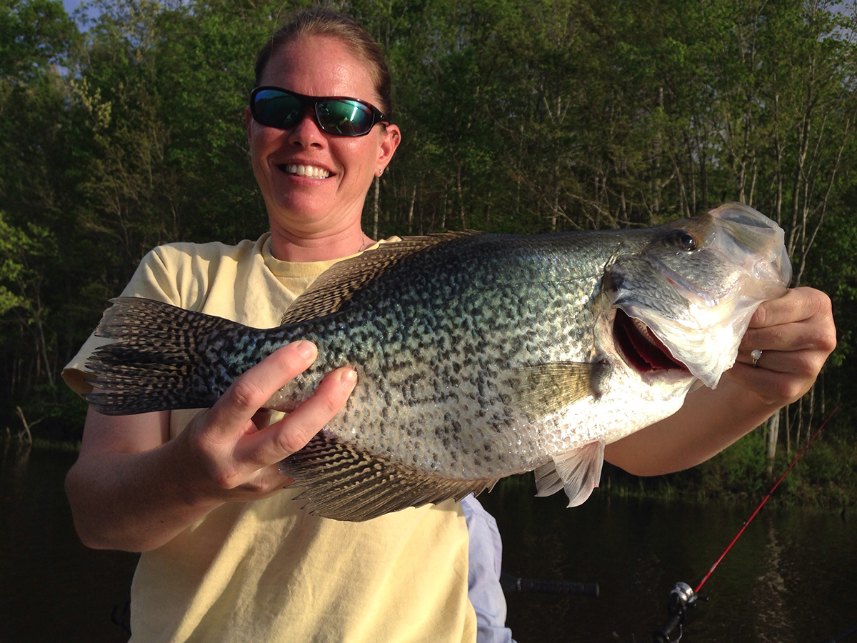 Si Sergeant Jessica Whirley na may hawak na isda na nahuli niya