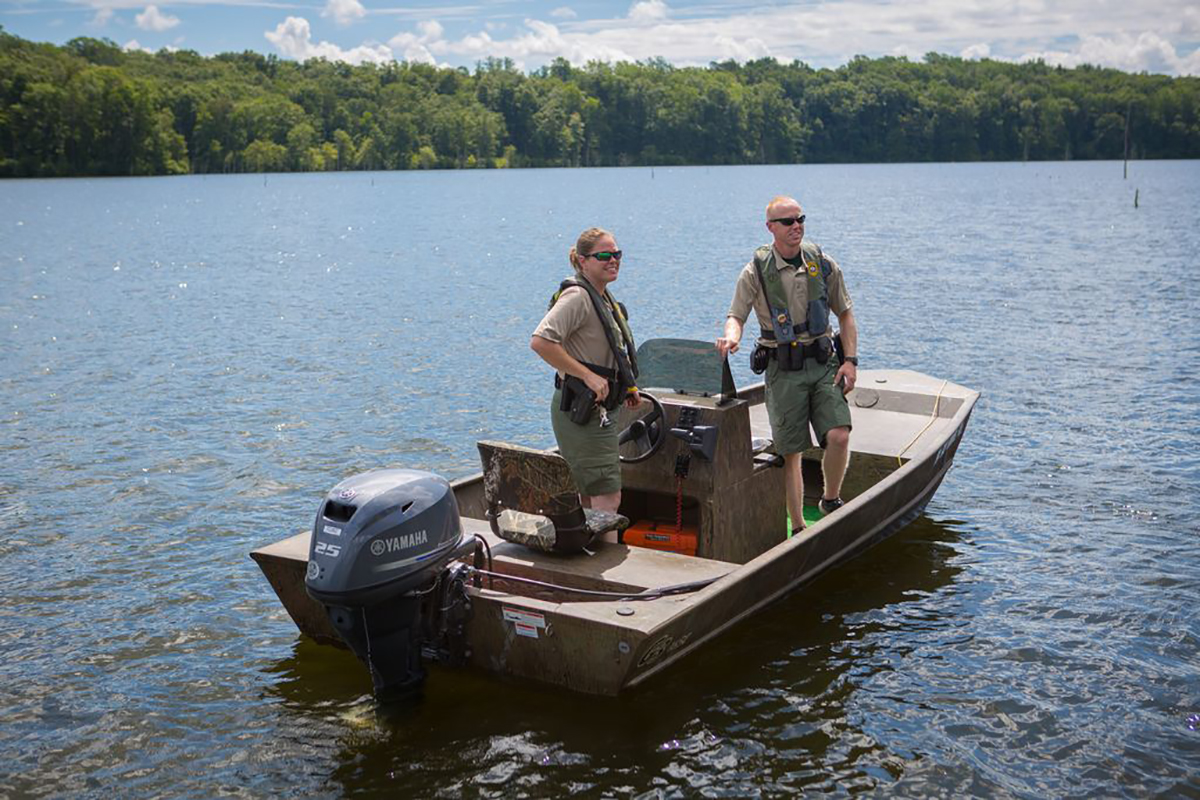 Si Sergeant Jessica Whirley ay nagpapatrolya sa isang bangka ng pulisya