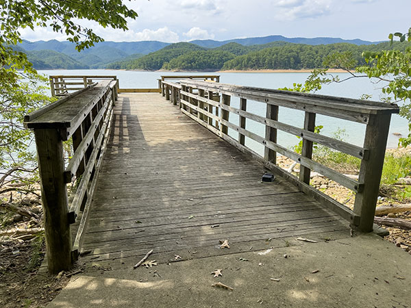 I-scan ang lawa para sa waterfowl at bald eagles mula sa naa-access na overlook sa Cole's Point. Credit ng Larawan: Lisa Mease