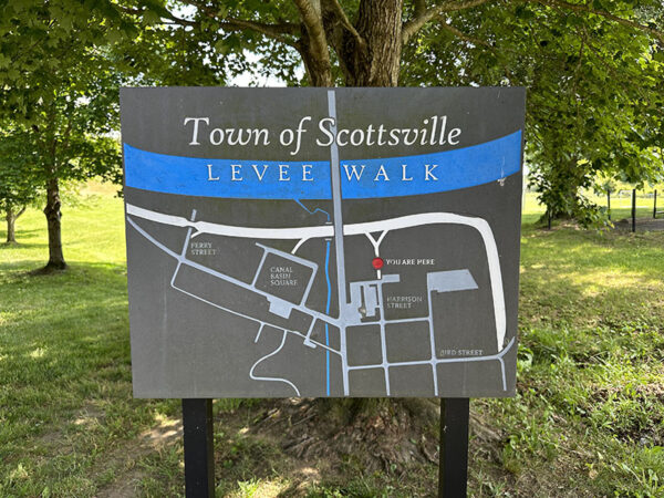 Ang Levee Walk ay nagbibigay ng mga tanawin ng James River kung saan ang mga swallow ay umiikot sa ibabaw sa buong tag-araw. Credit ng Larawan: Lisa Mease