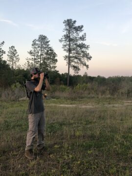 Tumingin si Drew Chaney sa binocular