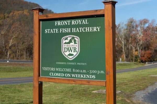 Ang Front Royal Fish Hatchery welcome sign