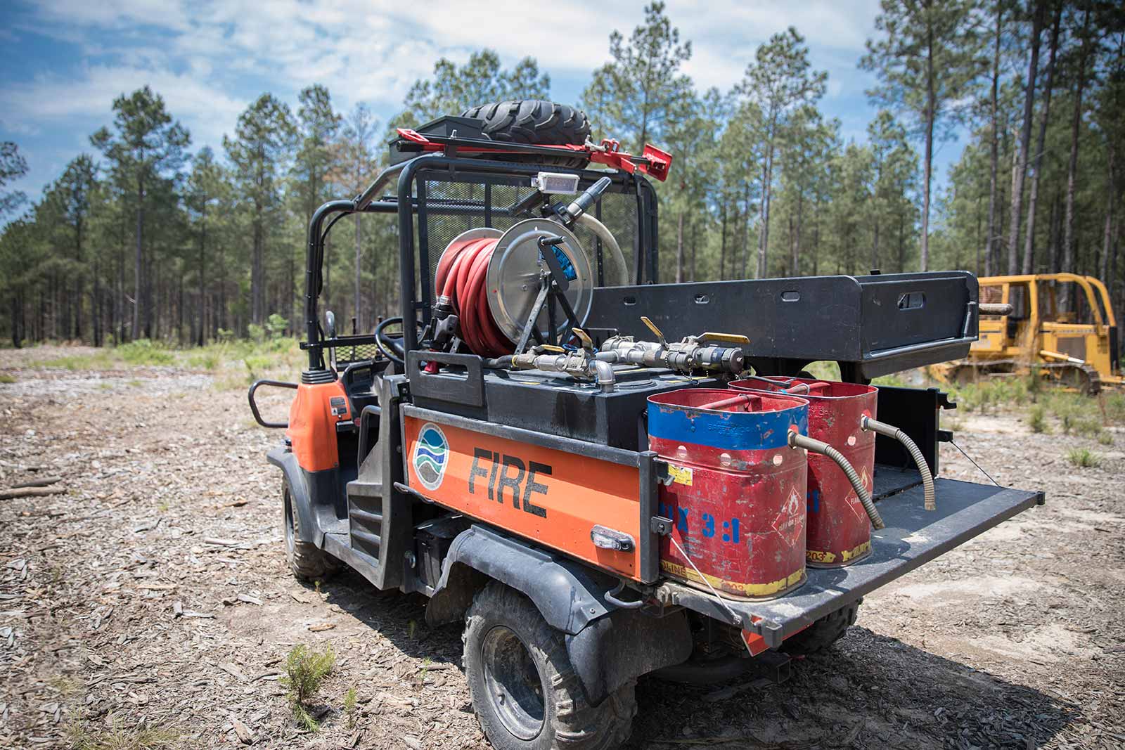 Nakahanda ang isang Virginia Department of Conservation and Recreation fire vehicle na may kargang kagamitan.