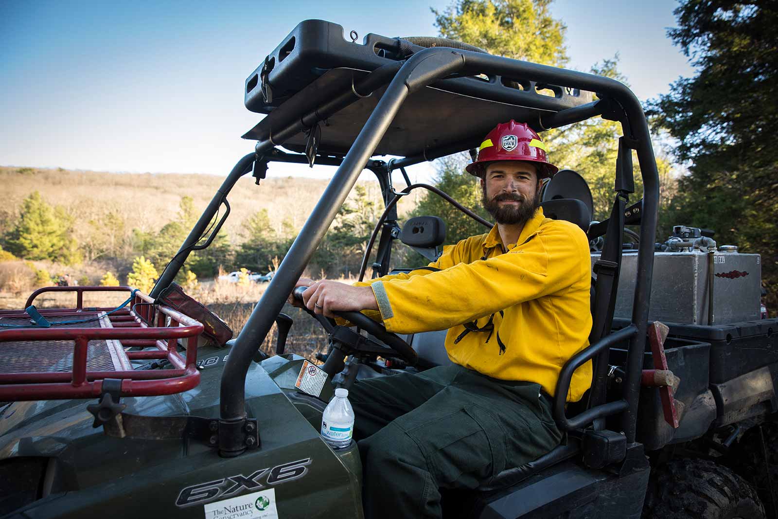 Isang miyembro ng bombero ang nagmamaneho ng isang all-terrain na sasakyan.