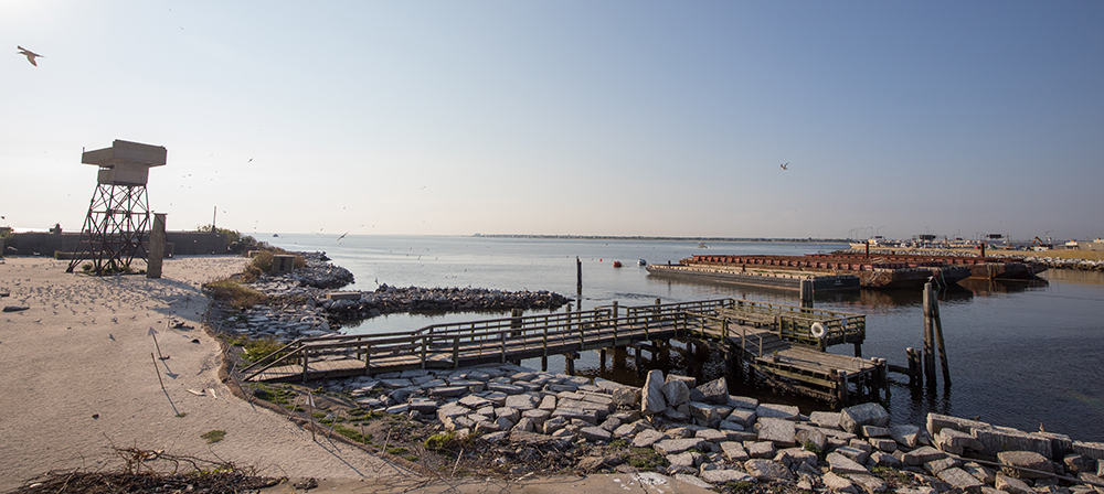 Bahagi ng bagong ayos na Fort Wool kasama ang ilan sa mga barge na inilagay sa malapit para sa karagdagang nesting habitat.