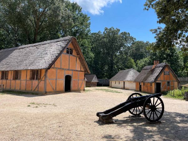 Isang larawan ng isang modernong pagpaparami ng pamayanan ng Jamestown, na nagpapakita ng mga gusali sa background at isang kanon sa unahan.