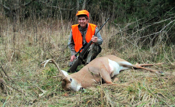 Isang imahe ng isang mangangaso na nagpapanggap na may isang patay na pera