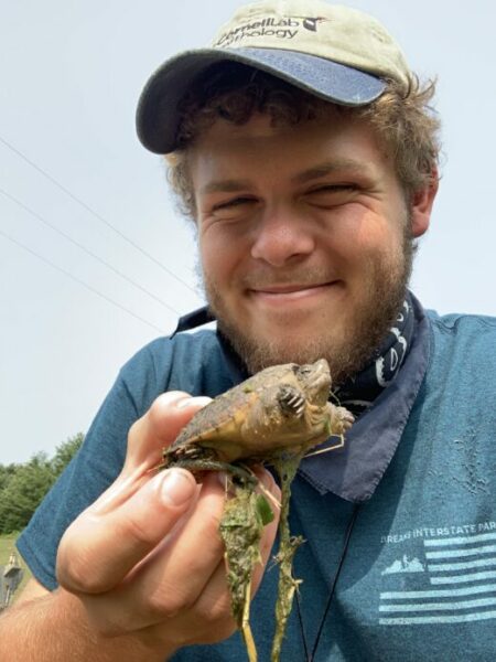 Logan Anderson na may hawak na pagong