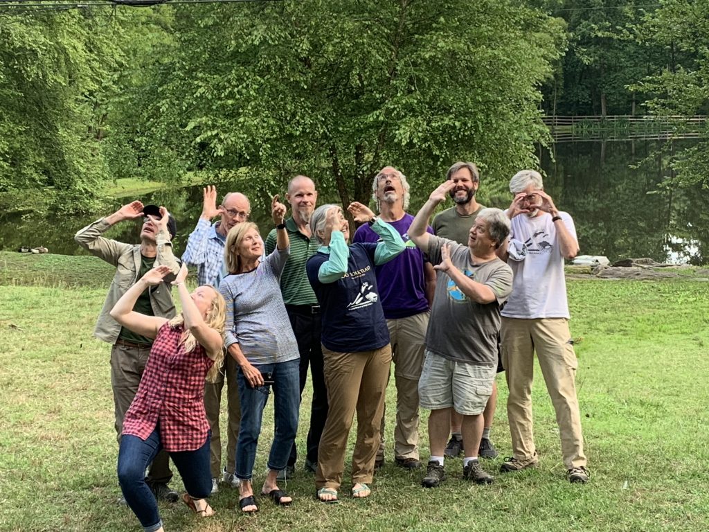 Isang grupo ng mga birder na nagkukunwaring tumitingin sa mga ibon