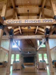 Isang imahe ng isang kahoy na gusali na may mga salitang "Cove ridge 1999" sa isang plake sa mga rafters nito