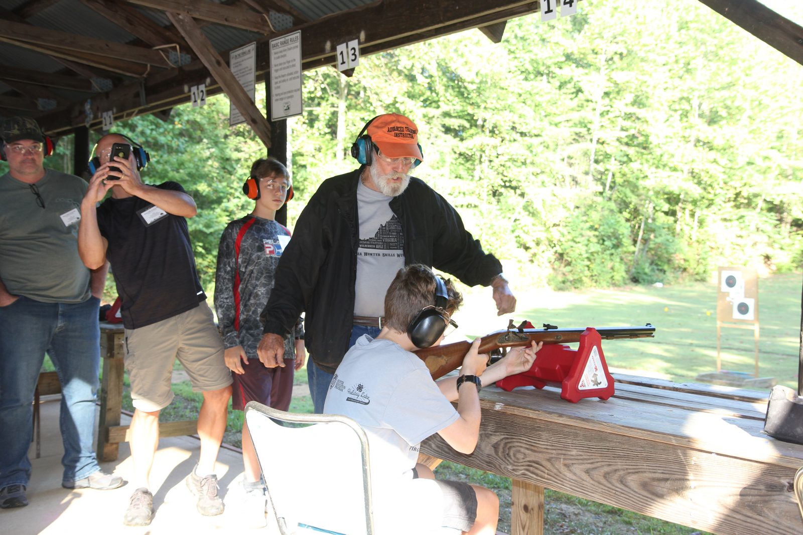 Larawan ng batang nag-aaral kung paano pumutok ng baril