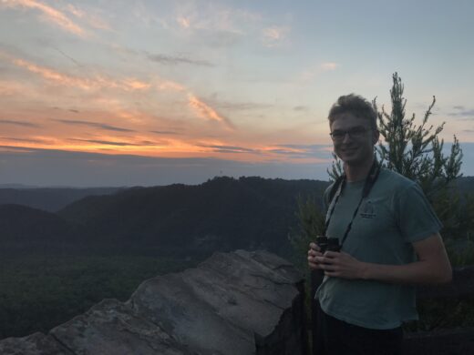 Andrew Rapp na may paglubog ng araw sa background