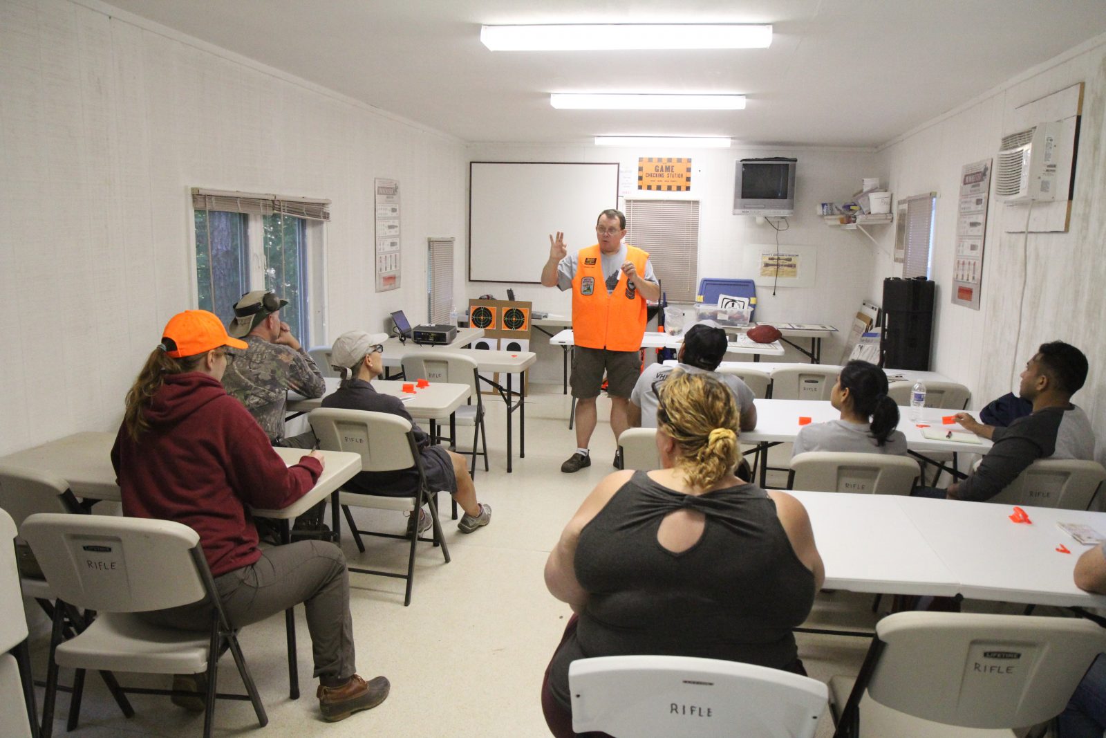 Isang larawan ng isang pagtuturo sa silid-aralan ng mga kasanayan sa pangangaso na isinasagawa