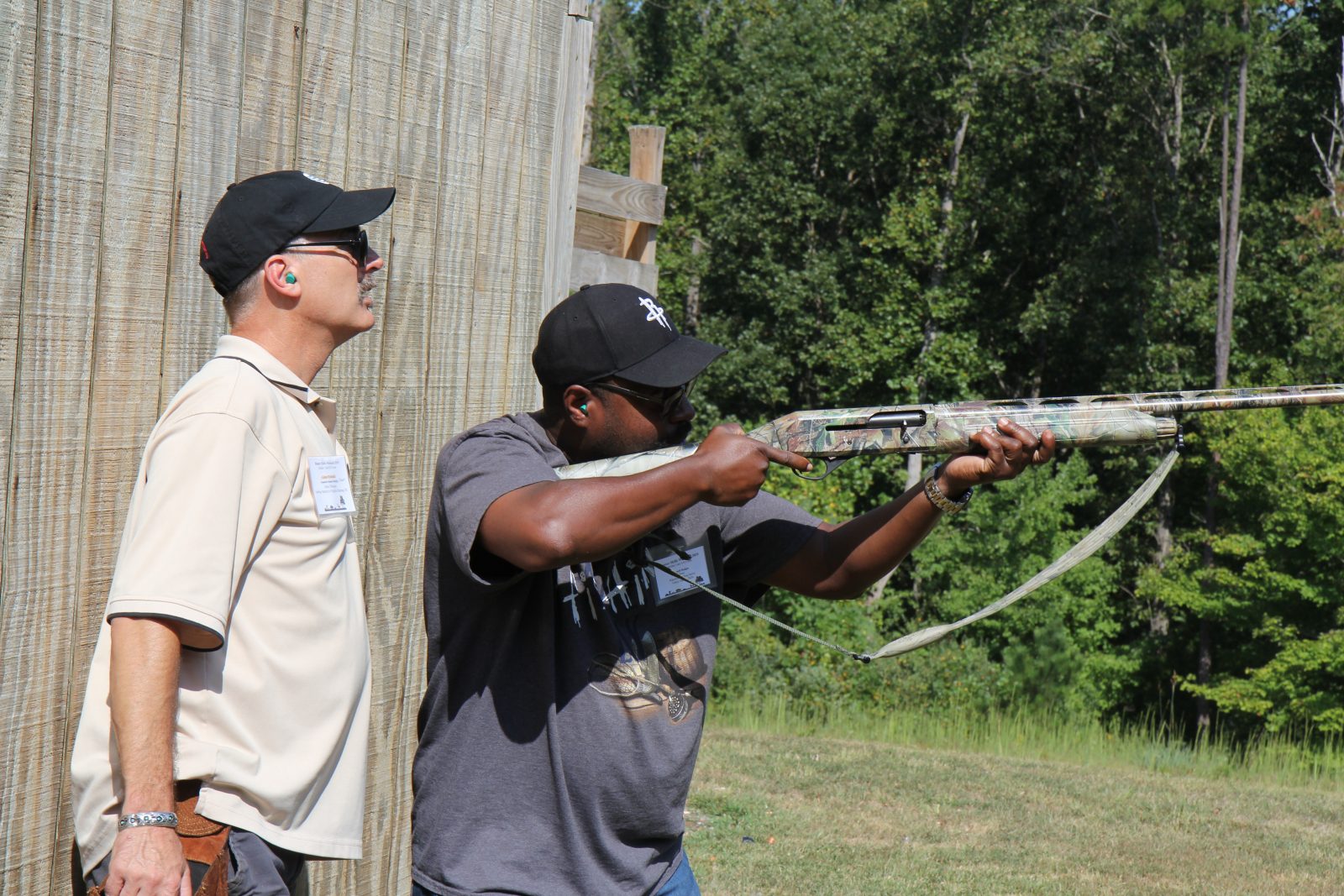 Larawan ng isang lalaki na nagpaputok ng baril sa isang target