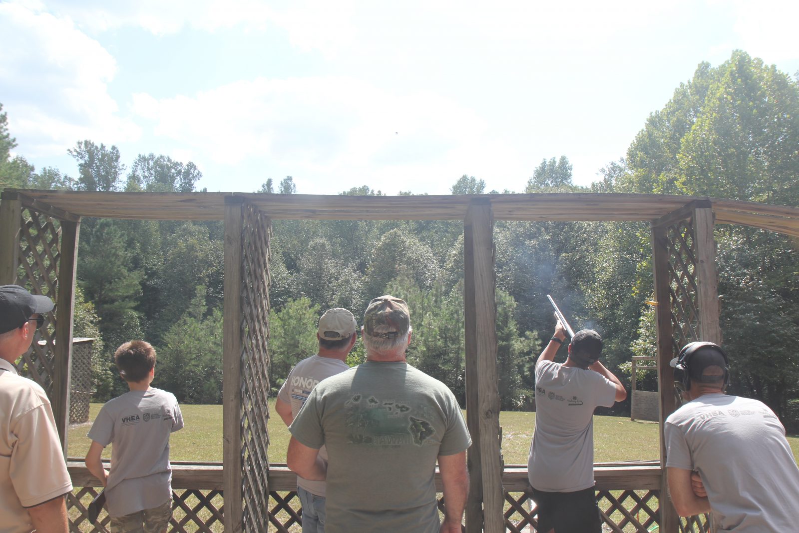 Isang larawan ng maraming tao na bumaril ng baril sa mga target