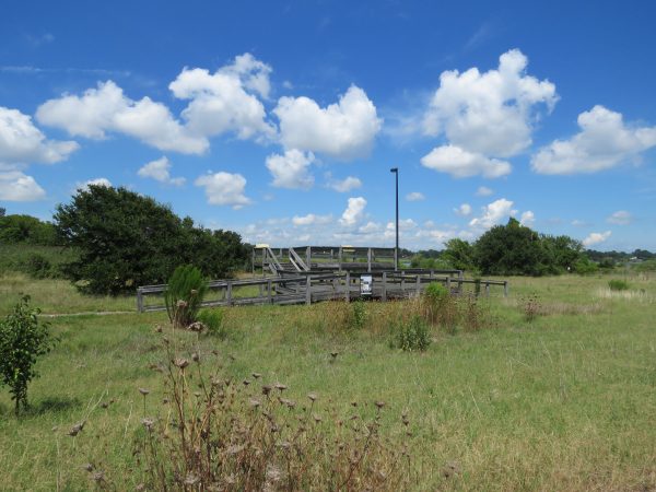Isang imahe ng isang wooden wildlife observation platform sa isang parang na itinayo upang matanaw ang Mill Creek