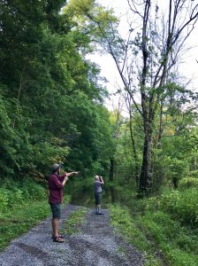 Dalawang taong nag-ibon sa isang nangungulag na kagubatan