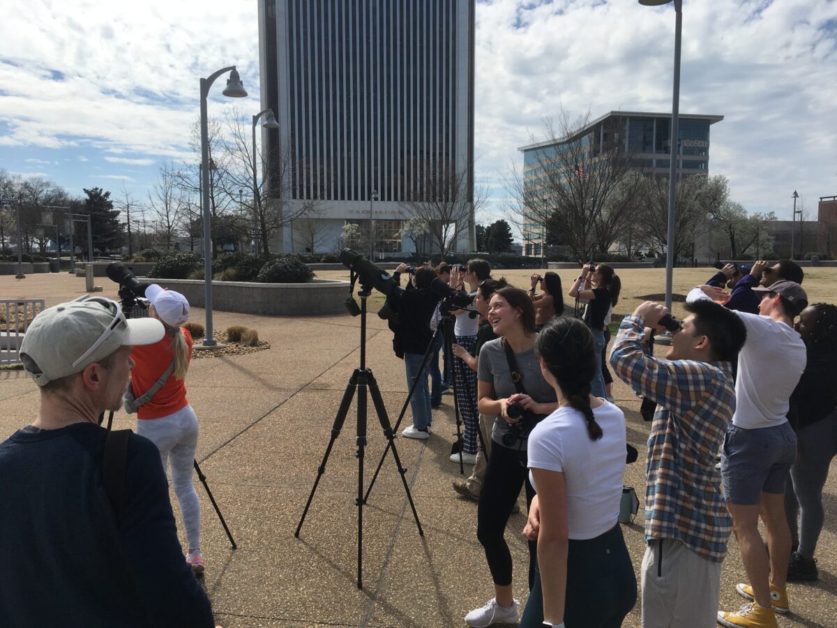 Ang klase ng Urban Ecology at Evolution ng Unibersidad ng Richmond at mga biologist ng DWR na sinusubaybayan ang mga falcon